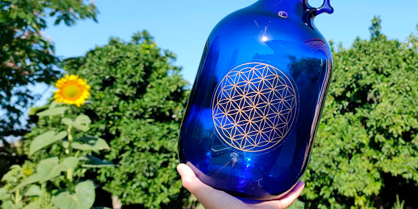 Garrafa azul con flor de la vida